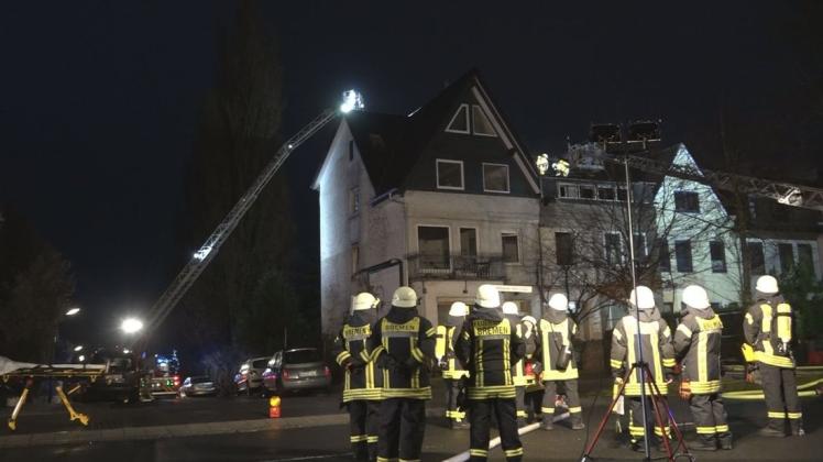 In Bremen-Oslebshausen stand am Donnerstag eine Dachgeschosswohnung in einem Mehrfamilienhaus in Flammen.