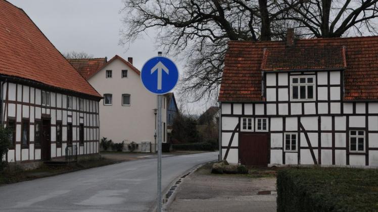 Auf der Hauptstraße in Rabber gilt: vorgeschriebene Fahrtrichtung geradeaus. Das Abbiegen in die Schlömannstraße ist verboten.