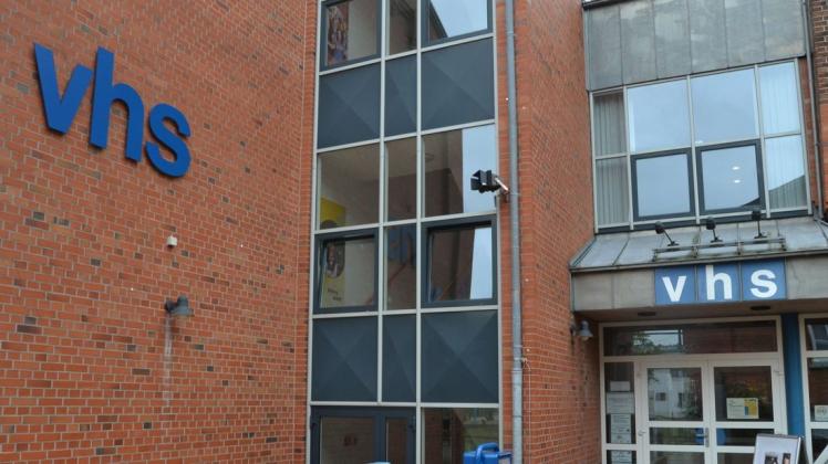 Die Volkshochschule Delmenhorst warnt vor einer Betrugsmasche mit den neuen Programmheften.