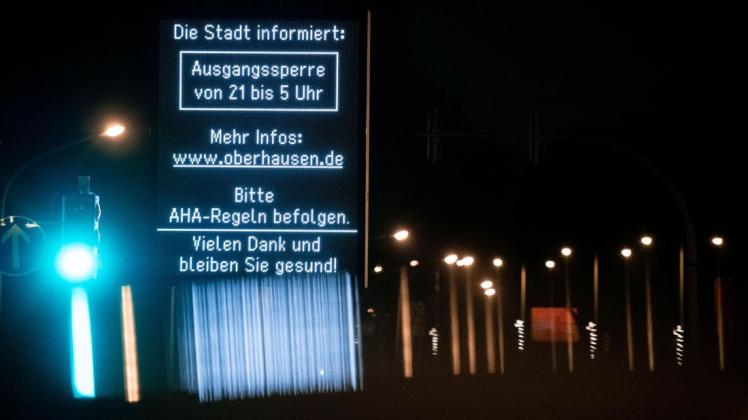 Auf einem Display wird auf die „Ausgangssperre“ hingewiesen. Wie in Oberhausen hatte der Landkreis Grafschaft Bentheim in den vergangenen Wochen verschärfte Ausgangsbeschränkungen beschlossen.