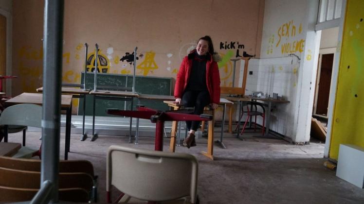 Die 15-jährige Schülerin Nora Jeftenic sitzt in einem der alten Klassenräume des Altbaus. Sie wäre für den Abriss des alten Gebäudes, damit ein moderner offener Schulhof entstehen kann.