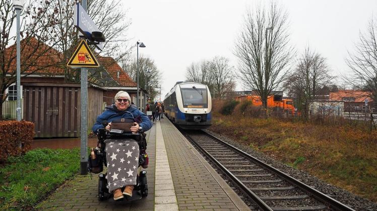 Am Bahnhof in Ganderkesee kann Ratsherrin Susanne Steffgen inzwischen stufenlos den Zugverkehr nutzen. Im Landkreis Oldenburg macht sie jedoch noch Schwachstellen aus.