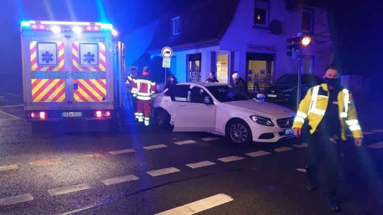 Der Fahrer des weißen Mercedes wurde bei dem Unfall verletzt und wurde zur weiteren Behandlung in ein Krankenhaus gebracht. Foto: Michael Pohl