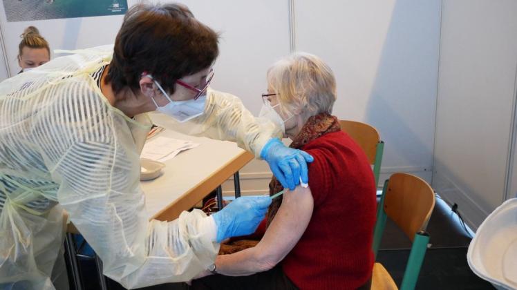 Als eine der Ersten erhält die 83-jährige Dr. Ute Angerhöfer (r.) ihre Biontech-Impfung. Verabreicht wird sie von Dr. Renate Masuch.