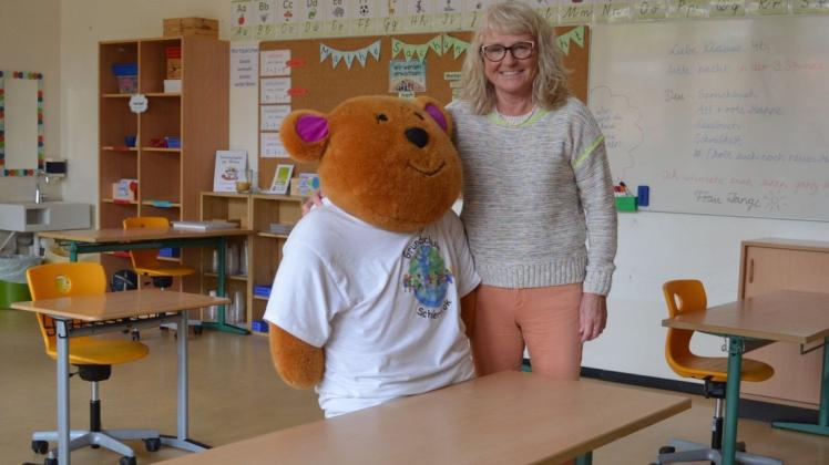 Gaby Goetz, hier mit Maskottchen Eddy, bereitet derzeit für die Schülerinnen und Schüler der Grundschule Schierbrok die Pläne für Unterricht und Notbetreuung mit allen Abstands- und Hygieneregelungen vor.