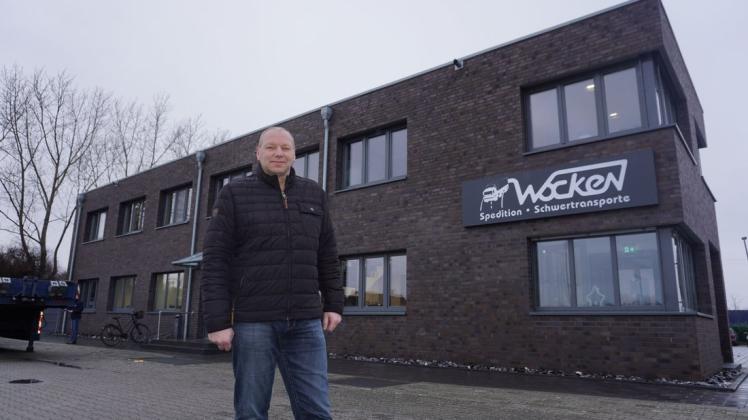 Leitet die Spedition Wocken in Haren-Emmeln: Anton Wocken. Im Hintergrund das neue Firmengebäude, das Ende 2019 in Betrieb gegangen ist und in Sachen Klimaschutz vorbildlich ist.