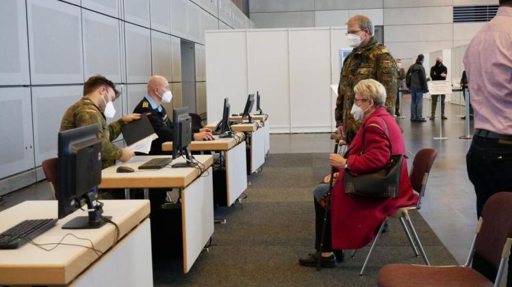 Auch die Bundeswehr hilft in der Rostocker Messehalle bei den Registrierungen der zahlreichen Impfkandidaten.