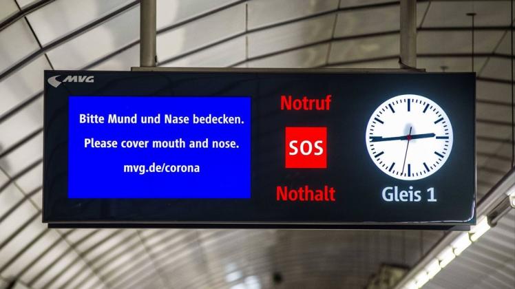 Auf die in Bussen und Bahnen herrschende Maskenpflicht wird vielfach hingewiesen (so wie hier auf einem in München entstandenen Foto). Trotzdem gibt es immer wieder Menschen, die ohne Mund-Nasen-Bedeckung im ÖPNV angetroffen werden.