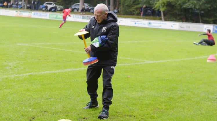 In seinem Element: Werner Bruns, Co-Trainer der Bezirksliga-Fußballer des VfL Stenum, bereitete im September die Aufwärmübungen für das Team vor.