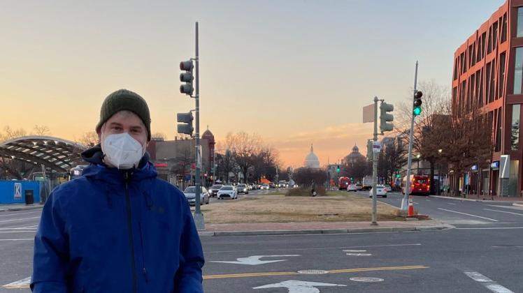 Michael Siemer wohnt nicht weit vom Kapitol entfernt.Wegen der Corona-Pandemie gilt in Washington DC Maskenpflicht. Einige der Geschäfte, die auf der rechten Seite im Hintergrund zu sehen sind, haben mittlerweile Fenster und Türen mit Spanplatten verrammelt.