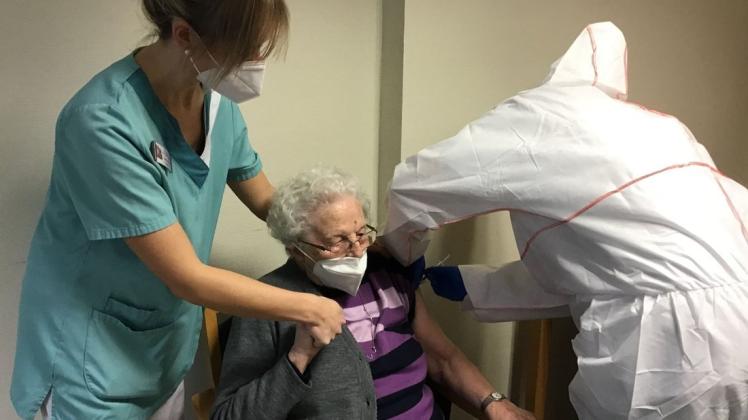 Impfungen im Heim: Die 104-jährige Agnes Winkler ist im Altenheim St. Ursula Haselünne als Erste geimpft worden.