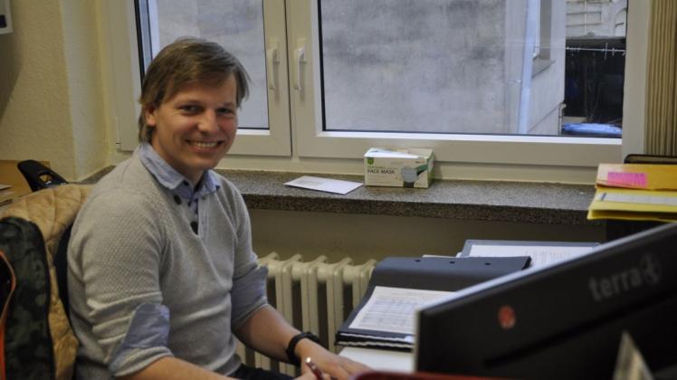 Tobias Schröder an seinem Arbeitsplatz im Vorzimmer der Bürgermeisterin.
