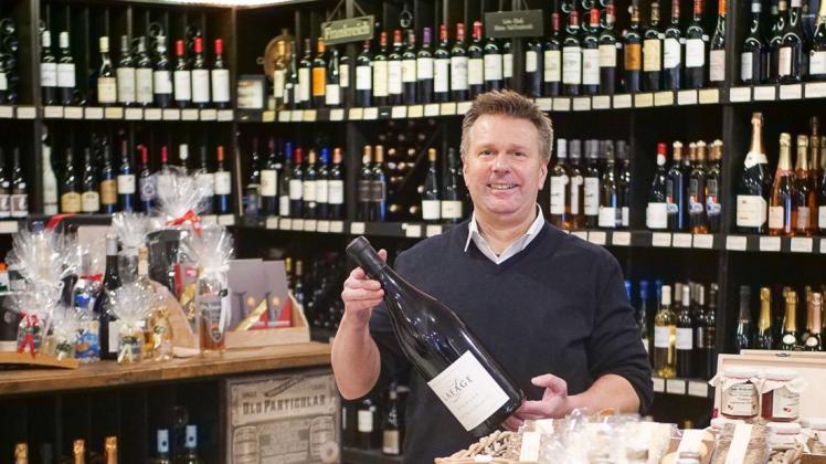 Frank Gauerke, Inhaber des Weinlagers an der Bremer Straße, zeigt sich trotz schwieriger Phasen zufrieden, wie das Geschäft im Jahr 2020 gelaufen ist.