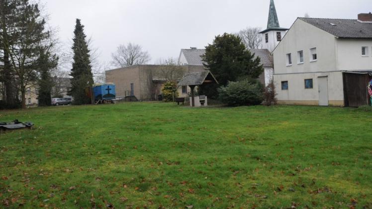 Auf der Pfarrwiese der Kirchengemeinde St. Thomas in Bohmte soll eine neue Kita entstehen – in Sichtweite von Gemeindezentrum und Kirchturm St. Thomas.