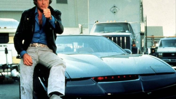 Schauspieler David Hasselhoff alias Michael Knight mit seinem sprechenden Auto "K.I.T.T" aus der Fernsehserie "Knight Rider". 

David Hasselhoff 1982 UnitedArchives01356416