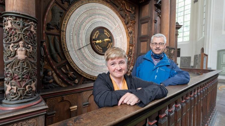Die Astronomische Uhr in der Rostocker St.-Marienkirche ist ein wahrer Touristenmagnet. Für ihre Wartung ist der Schwaaner Uhrmachermeister Helmut Langner zuständig. Heike Tröger ist eine der Ehrenamtlichen, die die Uhr täglich aufziehen.