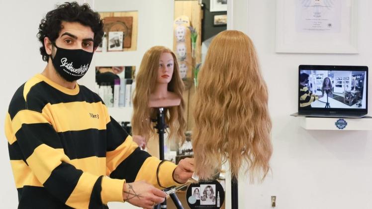 Friseur Ümit Akbulut und sein Haarwerkstatt-Team bieten Online-Kurse zum Haareschneiden während des Lockdowns an.