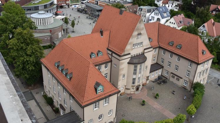 Fast genauso alt wie der Wasserturm ist das Delmenhorster Rathaus. Durch den gleichen Architekten kommt die Ähnlichkeit zum Wasserturm.