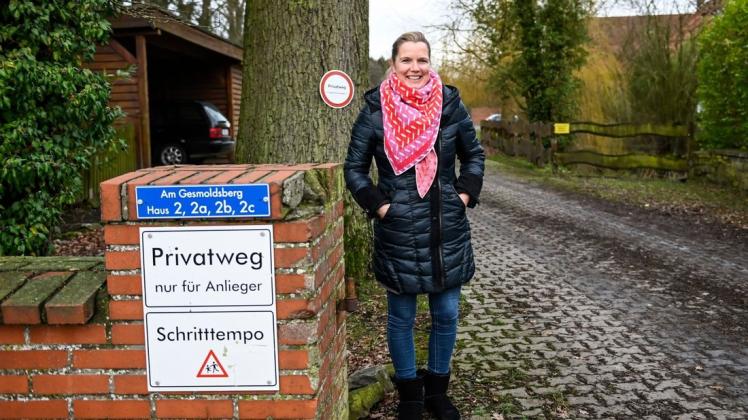 Drei Schilder machen klar: Dies ist keine Durchfahrtsstraße und auch kein Wanderweg. Nicole Lindlage kann aber meistens noch über die Geschichten auf ihrem Privatweg lachen.