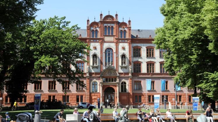 Das Hauptgebäude der Universität Rostock am Universitätsplatz.