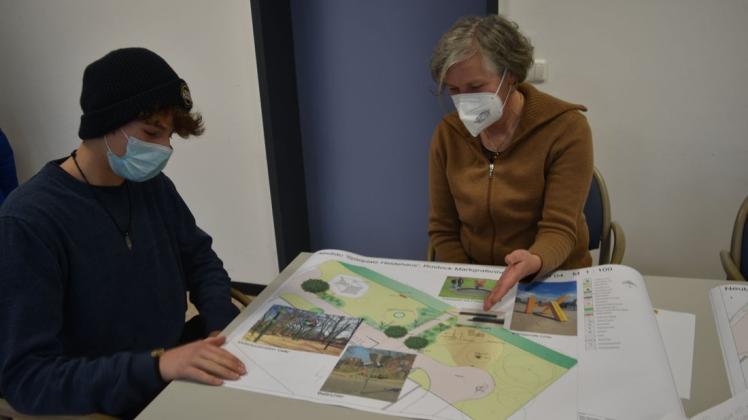 Vorschriftsmäßig mit Masken sitzen Planerin Gabriele Jungjohann und Ole Hempel über den Plänen für den neuen Spielplatz.