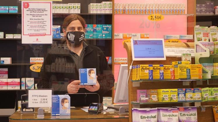 Bei der Spitzweg-Apotheke im Kaufland, hier mit Tobias Hoff, und in anderen Apotheken sind FFP2-Masken ein gefragtes Produkt – und offenbar in ausreichender Zahl vorhanden.