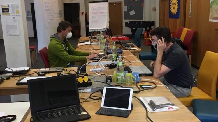 Wie neu: Guido Giesker (links) und Christian Markhof (rechts) vom Verein Hackspace arbeiten verschiedene PCs und Laptops auf, damit Schüler am Online-Unterricht teilnehmen können.
