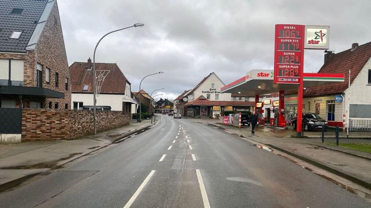 Es wird eng: In der Ortsdurchfahrt Bissendorf hat die L85 gerade mal 7 bis 7,50 Meter Breite. Zu wenig für Radschutzstreifen, meint die Niedersächsische Landesbehörde für Straßenbau und Verkehr.