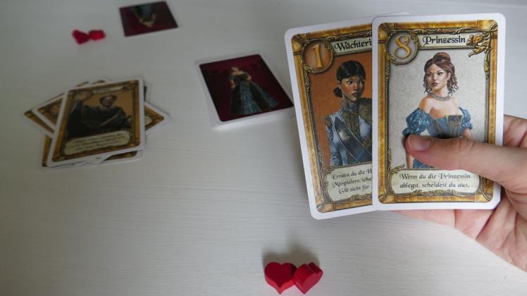 Kampf um das Herz der Prinzessin: Die Spieler versuchen sich gegenseitig auszustechen, etwa indem sie die Handkarte ihres Mitspielers erraten.