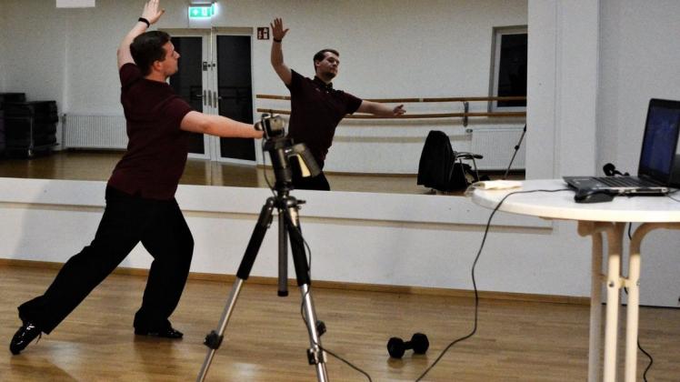 Christian Stejzel, neuer Trainer in der Tanzsportabteilung des TV Jahn Delmenhorst, zeigt beim Online-Training Übungselemente.