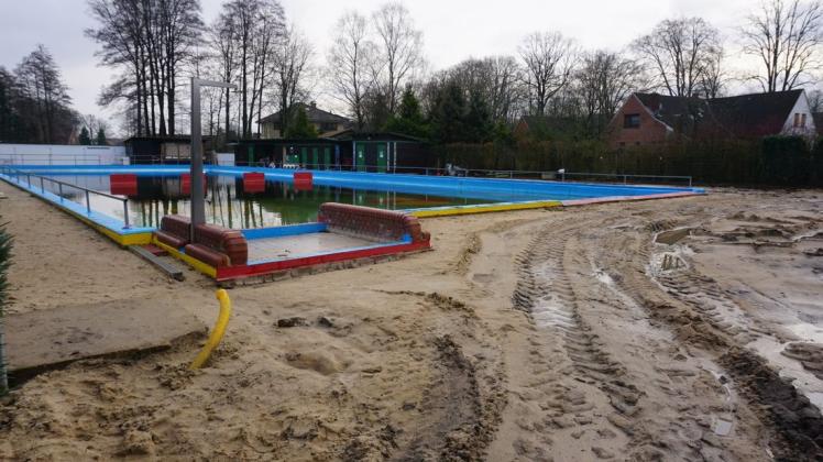 Der Förderverein des Freibades in Bippen leistet derzeit die Vorarbeiten für den geplanten Umbau des Bades. Unter anderem haben die Mitglieder bereits das alte Pflaster beseitigt.