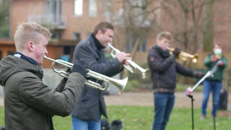 Hauke Rüter (von links), Benny Brown und Benjamin Stanko gaben ein Trompetenständchen vor dem Seniorenheim.