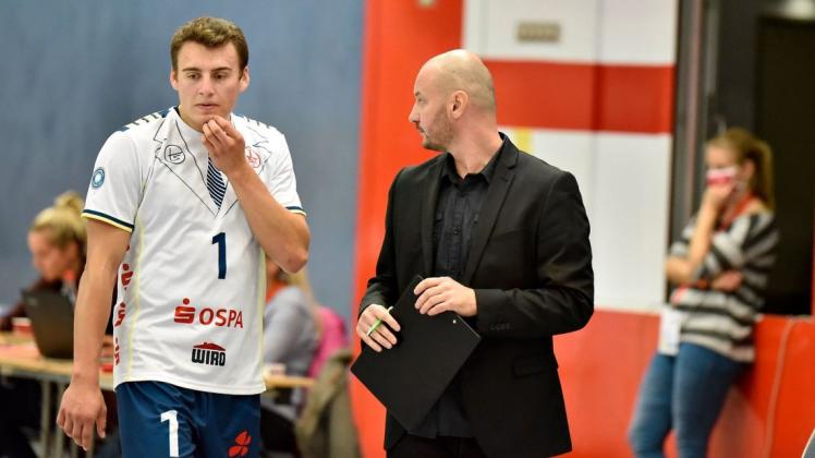 Stehen vor einem anstrengenden Wochenende: Trainer Jozef Janosik (rechts) und Adrian Kopij sind mit den Volleyballern des SV Warnemünde in Frankfurt/Main und Mondorf gefordert.