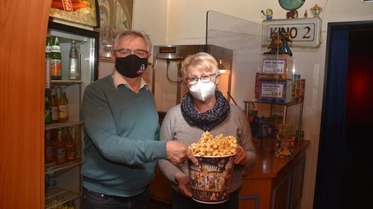 Karl-Heinz und Irmtraud Meier bieten den Lichtburg-Popcorn-Abholservice an. Damit Kino in den Köpfen der Menschen bleibt.