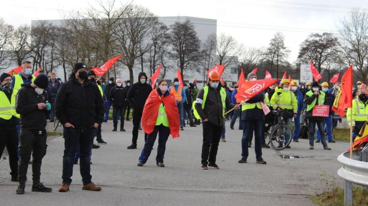 Mehrere Hundert Beschäftigte der Meyer Werft nahmen am Donnerstag an der Protestaktion für den Erhalt ihrer Arbeitsplätze teil. Im Anschluss machten sich einige der Teilnehmer auf den Weg zu den Privathäusern der Meyer-Famlilien.