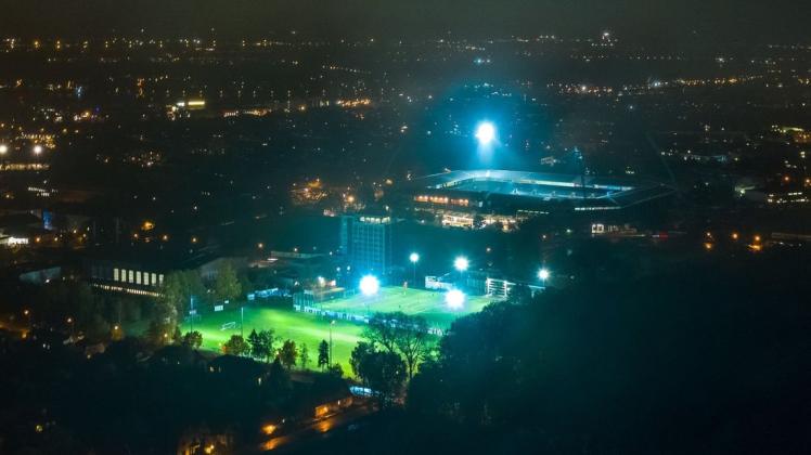 Das Ostseestadion ist auch bei Nacht nicht aus dem Rostocker Stadtbild wegzudenken.