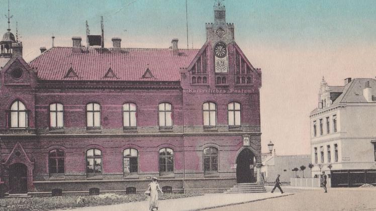 Briefe statt Linoleum: Die Pläne für eine Fabrik an der Louisenstraße wurden fallen gelassen, stattdessen entstand das noch heute existierende Gebäude für das Kaiserliche Postamt (links). Die Postkarte zeigt den Zustand vor 1900, als auf der rechten Straßenseite das Hotel zur Post gebaut wurde.