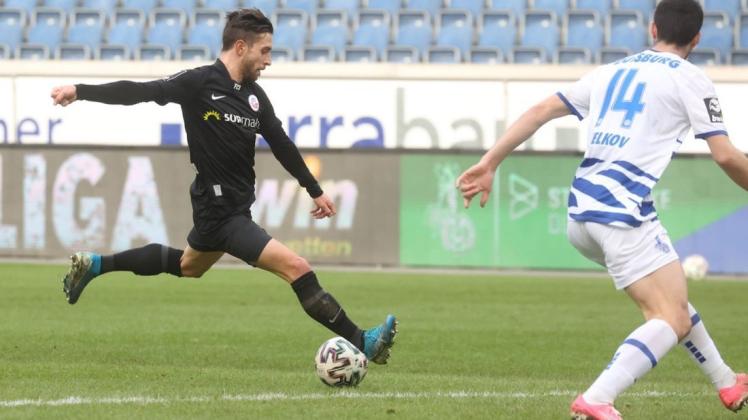 Manuel Farrona-Pulido nimmt Maß und trifft für den FC Hansa zum zwischenzeitlichen 2:0 in Duisburg.