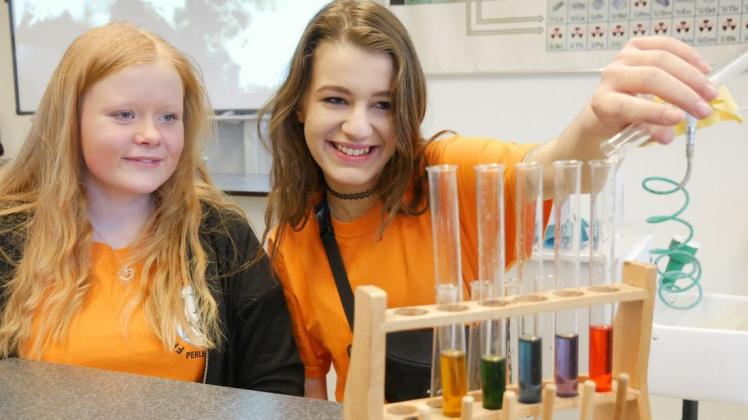 Im vergangenen Jahr konnten Lizza Herzberg und Alyssa Fernhorn beim Tag der offenen Tür Chemie hautnah präsentieren.