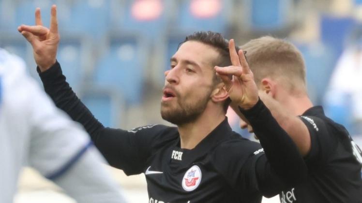 Mit dem Schweigefuchs feierte Manuel Farrona-Pulido sein zwischenzeitliches 2:0 beim 2:1-Auswärtssieg des FC Hansa beim MSV Duisburg. Der Jubel sei gemeinsam mit ehemaligen Kollegen, darunter der Ex-Rostocker David Blacha, in Osnabrück entstanden.
