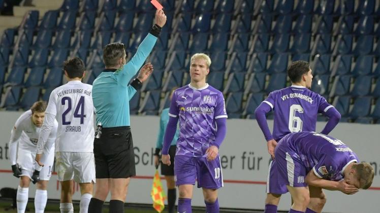 Platzverweis für Luc Ihorst: Der VfL-Stürmer mochte gar nicht hinschauen, als Schiedsrichter Alexander Sather die Rote Karte zeigte. Foto: Helmut Kemme