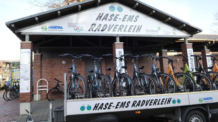 Die Räder am Meppener Bahnhof warten auf Touristen.
