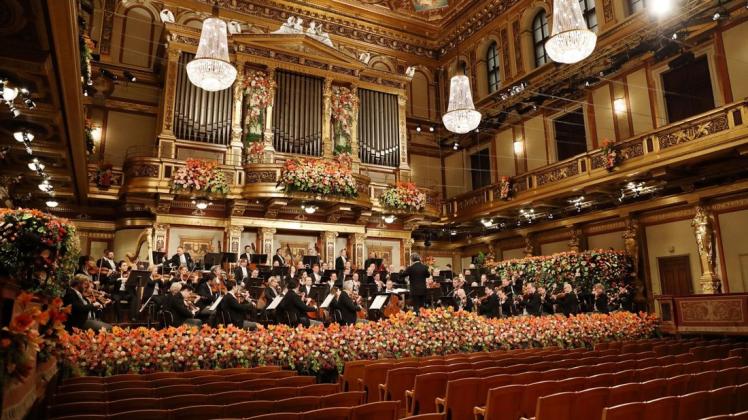 Volles Orchester, leeres Haus: Die Wiener Philharmoniker unter Riccardo Muti begrüßen im Golden Saal des Wiener Musikvereins das Jahr 2021.