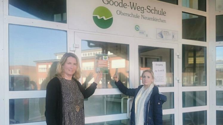 Schulleiterin Carmen Höveler (links) und Susanna Spratte-Michelbrink, Leitung des Fachbereich Hauswirtschaft, hoffen, dass sich viele Jugendliche bei der QR-Code-Rallye über die Angebote der Goode-Weg-Schule informieren.