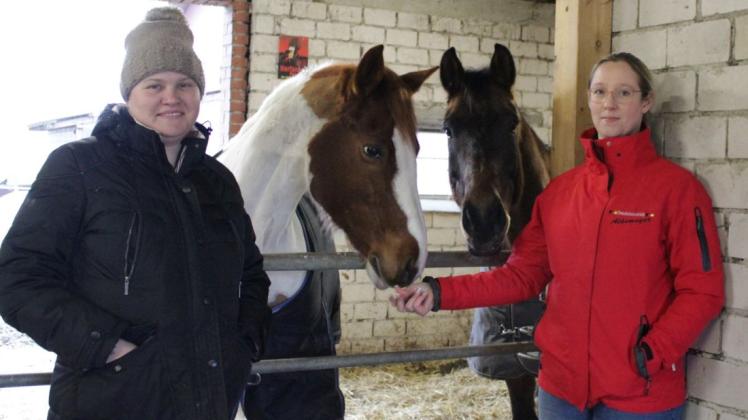 Die Pferde bleiben als Pensionspferde auf dem Hof, die Reitschule schließen Julia Brinkmann (links) und Stefanie Tennigkeit aber am 28. Februar 2021.