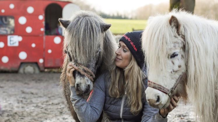Die Corona-Krise hat Sarah Schrages Ponyschule „Seelenpferdchen“ in Wallenhorst in Bedrängnis gebracht. Sie hofft, dass Eltern für ihre Kinder Gutscheine zum Ponyreiten kaufen, damit die 40-Jährige ihre 13 Schulponys auch weiterhin bezahlen kann.