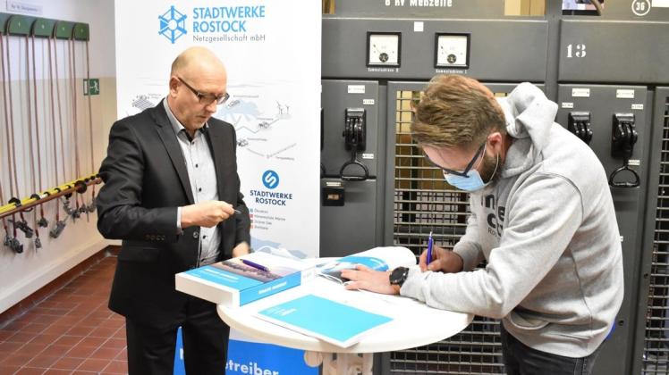 Die Stromversorgung der Hansestadt übernimmt ab Oktober die nächsten 20 Jahre die Stadtwerke Rostock AG: Der Chef der Stadtwerke Rostock Netzwerkgesellschaft mbH, Volker Rattey (l.) und Oberbürgermeister Claus Ruhe Madsen (parteilos) unterschreiben den Vertrag für Stromkonzession.
