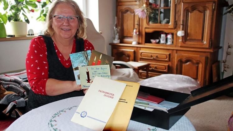 Hellgard Burmeister hat alles aufgehoben, ihre Zeugnisse von Schule und Lehre. Vor allem aber die ihr sehr wichtigen drei Weihnachtskarten ihres Lehrmeisters.