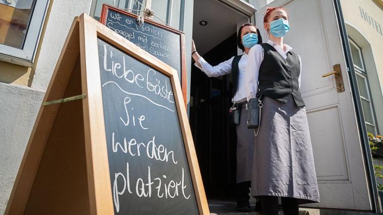 Sinkt das Infektionsgeschehen in Niedersachsen unter eine Sieben-Tages-Inzidenz von 50, sollen Restaurants wieder öffnen dürfen - allerdings nur, wenn die Reproduktionszahl gleichzeitig unter 0,8 liegt.