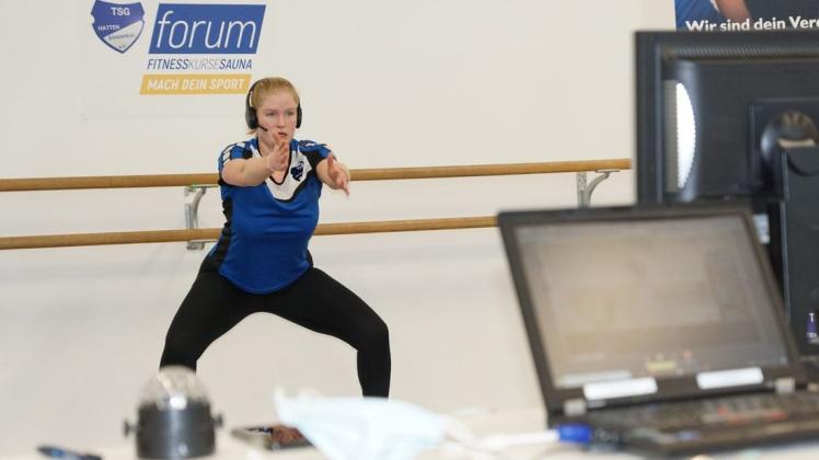 Aufwärmübungen für Bauch, Beine, Po: Trainerin Mareike Helms von der TSG Hatten-Sandkrug leitet 18 Teilnehmer im Home-Workout an. Die Sportler haben sich über eine Videoplattform eingewählt. Aufwärmübungen für Bauch, Beine, Po: Trainerin Mareike Helms von der TSG Hatten-Sandkrug leitet 18 Teilnehmer im Home-Workout an. Die Sportler haben sich über eine Videoplattform eingewählt.